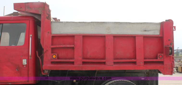 image for item H3737 1983 International S1954 CrewCab dump truck