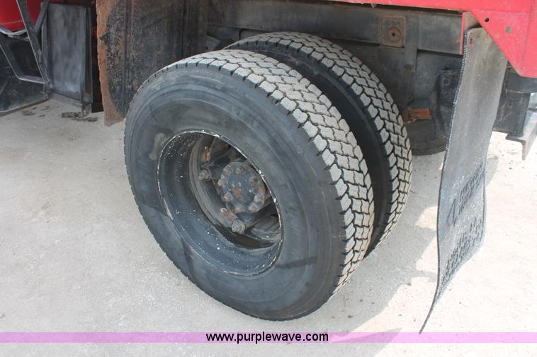 image for item H3737 1983 International S1954 CrewCab dump truck