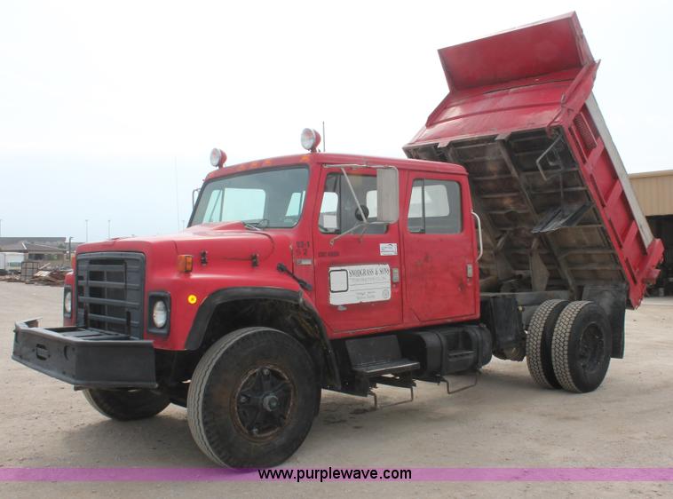 image for item H3737 1983 International S1954 CrewCab dump truck