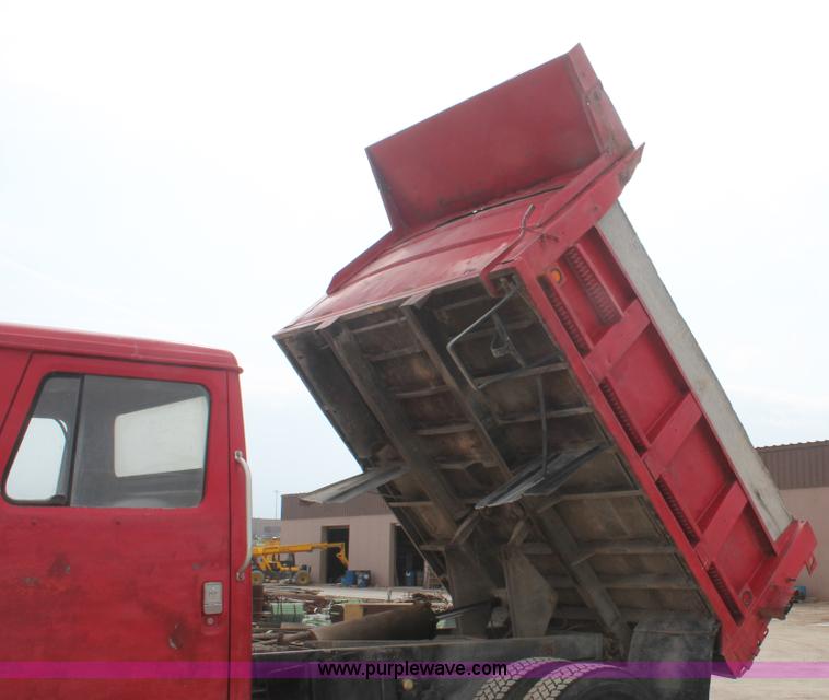 image for item H3737 1983 International S1954 CrewCab dump truck