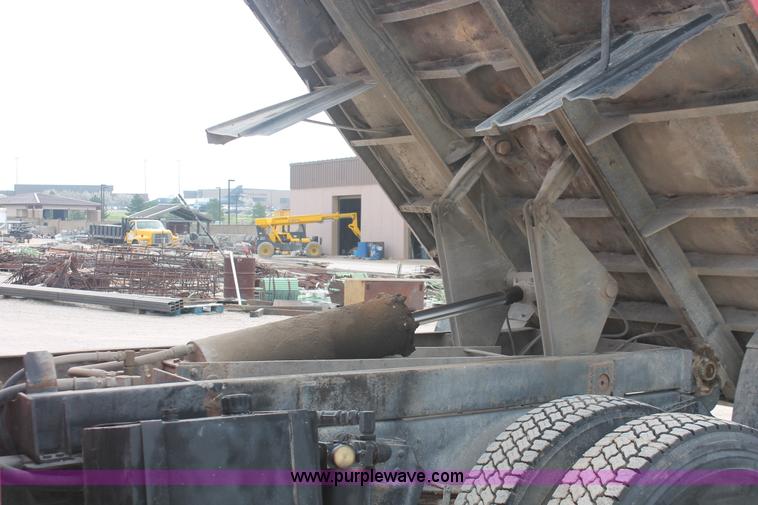 image for item H3737 1983 International S1954 CrewCab dump truck