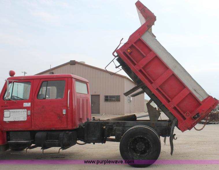 image for item H3737 1983 International S1954 CrewCab dump truck