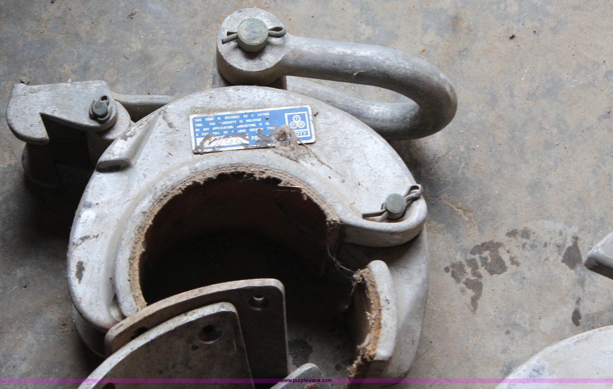 (3) crescent pipe tongs in Oskaloosa, KS Item AJ9507 sold Purple Wave