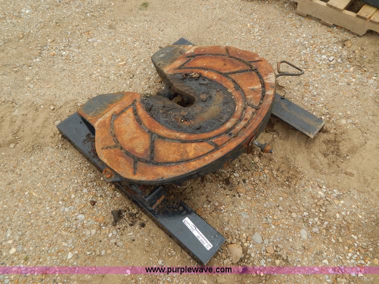 Fifth wheel semi hitch in Sedalia, MO Item AE9982 sold Purple Wave