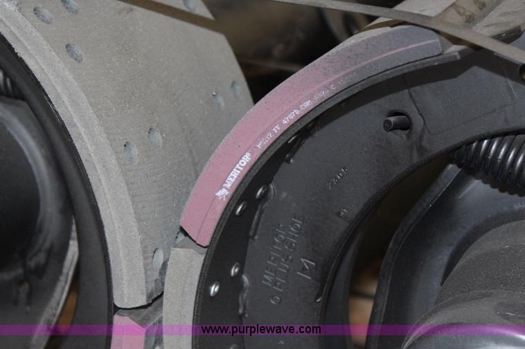 image for item AJ9570 (6) Meritor truck and trailer axle with brake shoes