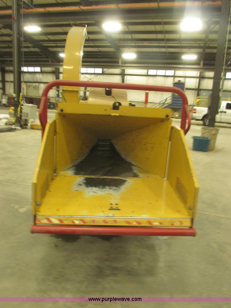 image for item B5471 2005 Vermeer 6" brush chipper