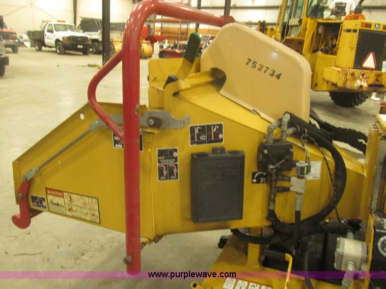 image for item B5471 2005 Vermeer 6" brush chipper