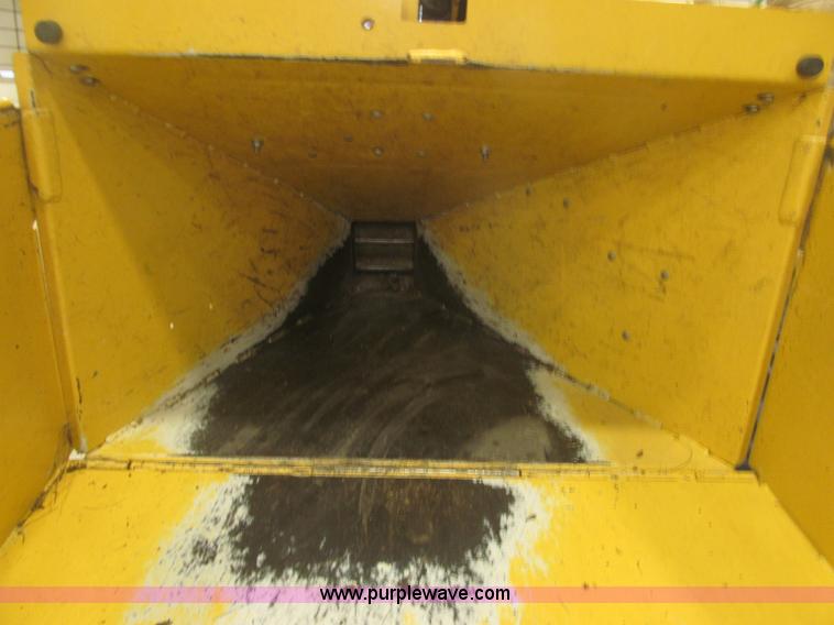 image for item B5471 2005 Vermeer 6" brush chipper