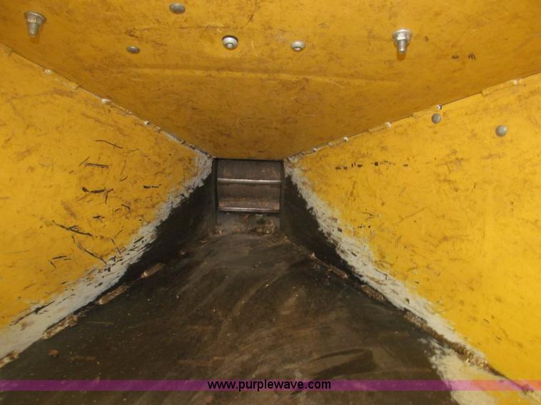 image for item B5471 2005 Vermeer 6" brush chipper