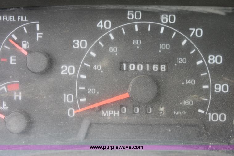 image for item C1057 2001 Ford F350 XL Super Duty Crew Cab pickup truck