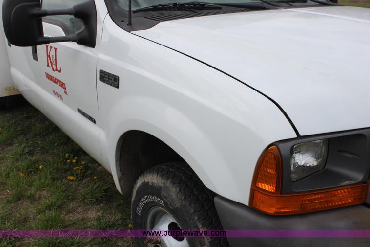 image for item C1057 2001 Ford F350 XL Super Duty Crew Cab pickup truck