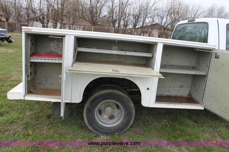 image for item C1057 2001 Ford F350 XL Super Duty Crew Cab pickup truck