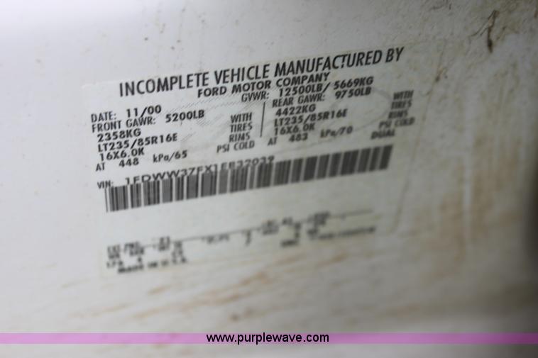 image for item C1057 2001 Ford F350 XL Super Duty Crew Cab pickup truck