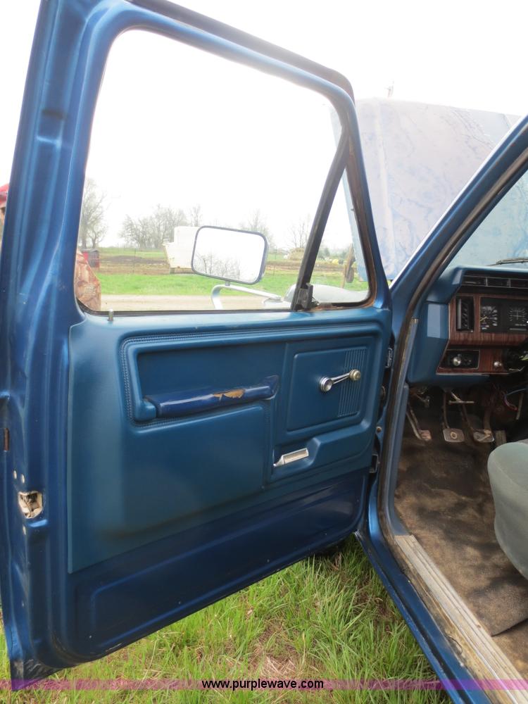 image for item D5824 1984 Ford F250 SuperCab pickup truck