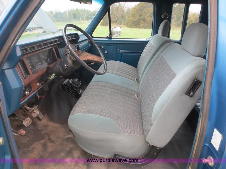 image for item D5824 1984 Ford F250 SuperCab pickup truck