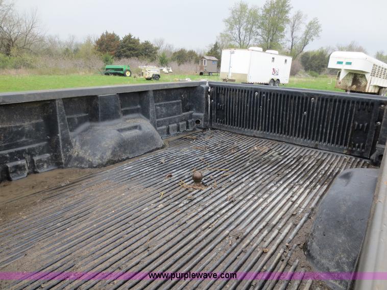 image for item D5827 2002 Ford F350 Super Duty Crew Cab pickup truck