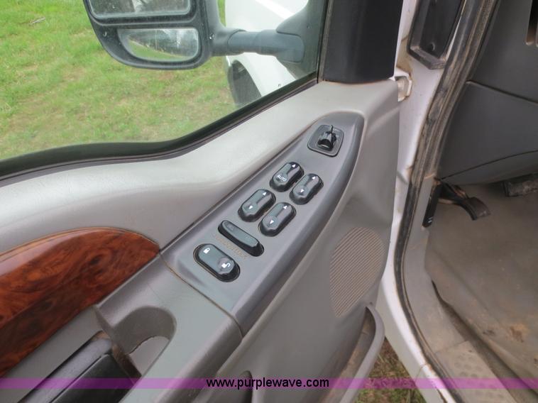 image for item D5827 2002 Ford F350 Super Duty Crew Cab pickup truck