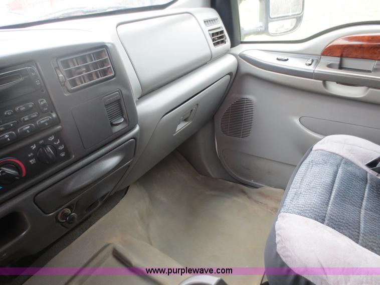 image for item D5827 2002 Ford F350 Super Duty Crew Cab pickup truck