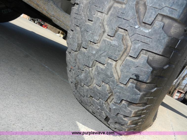 image for item D8007 2005 GMC Canyon SLE pickup truck