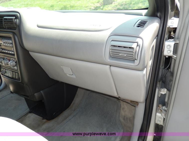 image for item D8057 2004 Pontiac Montana minivan