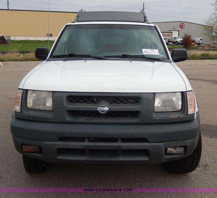 image for item D8064 2000 Nissan Xterra SUV