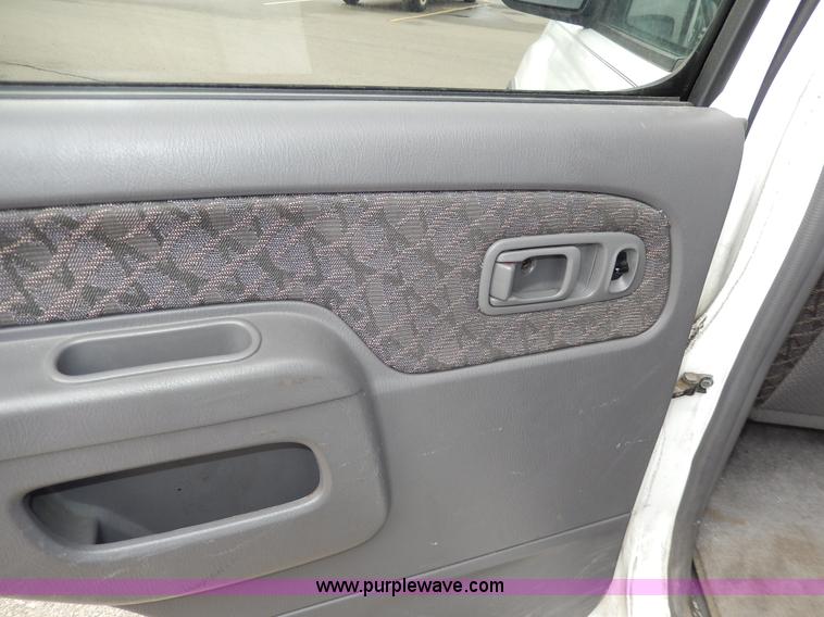 image for item D8064 2000 Nissan Xterra SUV