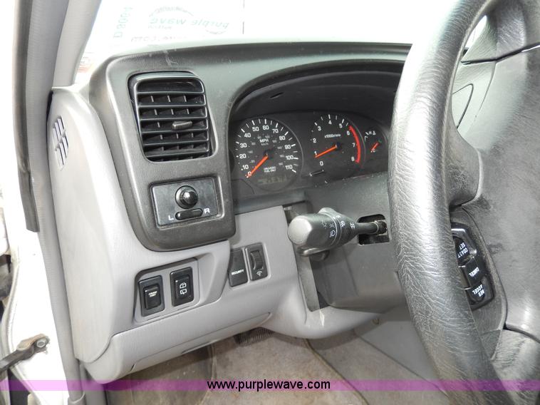 image for item D8064 2000 Nissan Xterra SUV