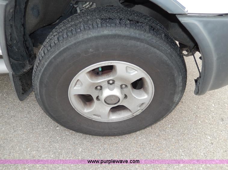 image for item D8064 2000 Nissan Xterra SUV