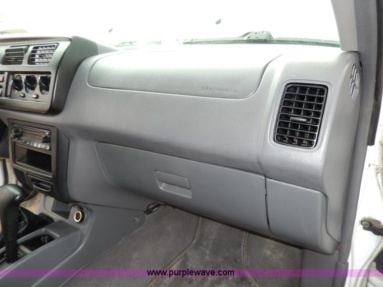 image for item D8064 2000 Nissan Xterra SUV