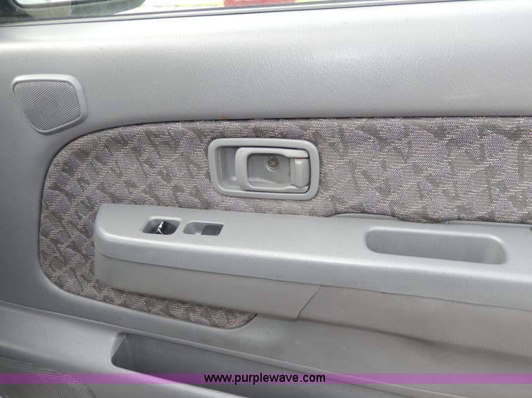 image for item D8064 2000 Nissan Xterra SUV