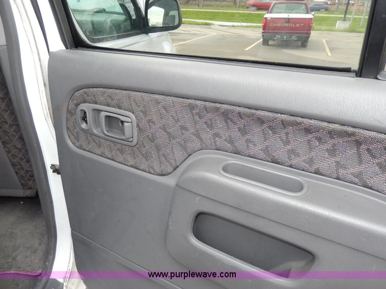 image for item D8064 2000 Nissan Xterra SUV