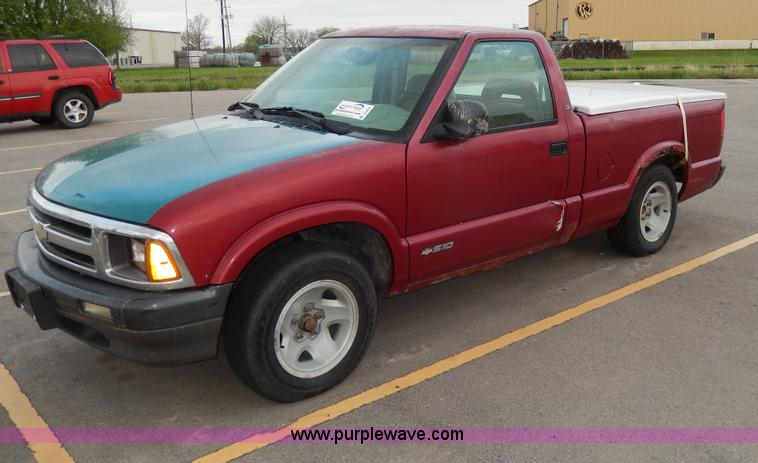 image for item D8072 1995 Chevrolet S10 pickup truck