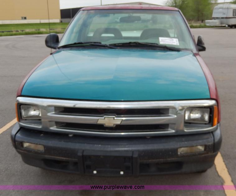 image for item D8072 1995 Chevrolet S10 pickup truck
