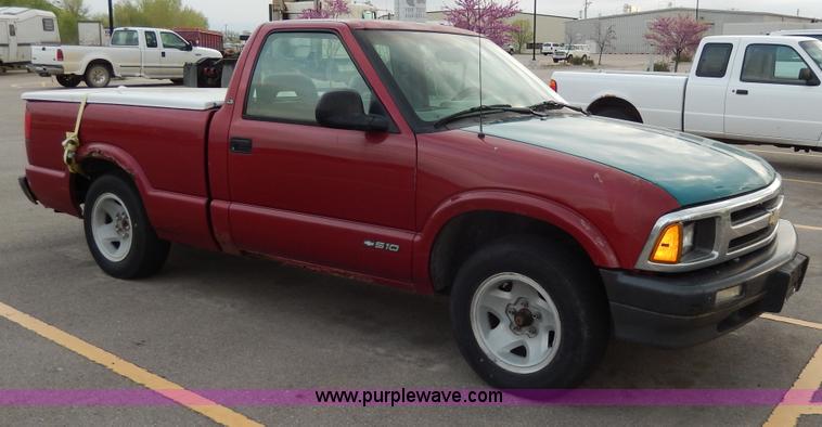 image for item D8072 1995 Chevrolet S10 pickup truck