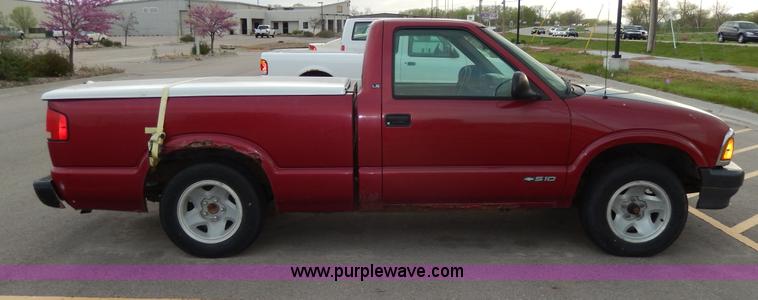 image for item D8072 1995 Chevrolet S10 pickup truck