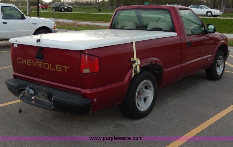 image for item D8072 1995 Chevrolet S10 pickup truck