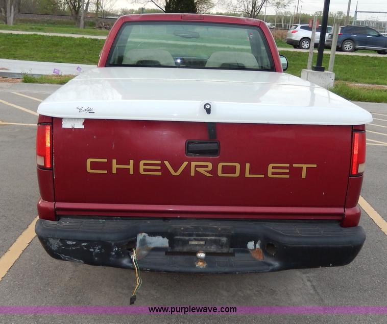 image for item D8072 1995 Chevrolet S10 pickup truck