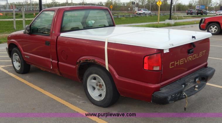 image for item D8072 1995 Chevrolet S10 pickup truck