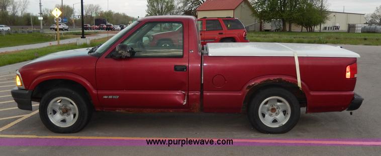 image for item D8072 1995 Chevrolet S10 pickup truck
