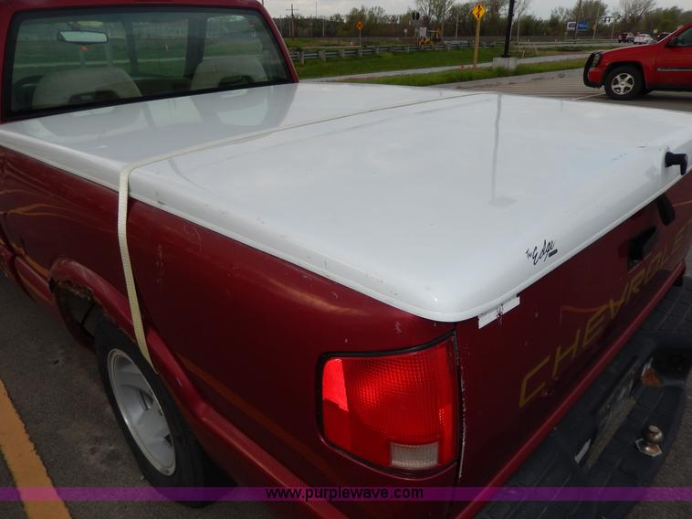 image for item D8072 1995 Chevrolet S10 pickup truck