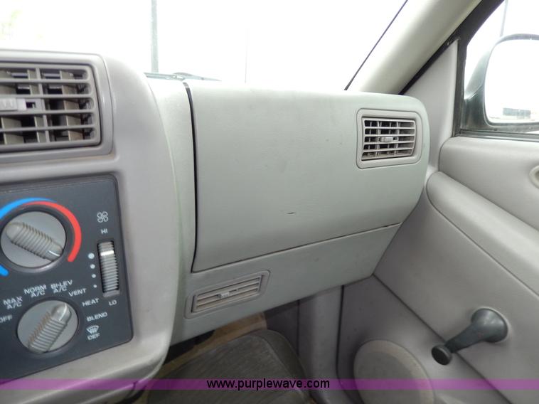 image for item D8072 1995 Chevrolet S10 pickup truck