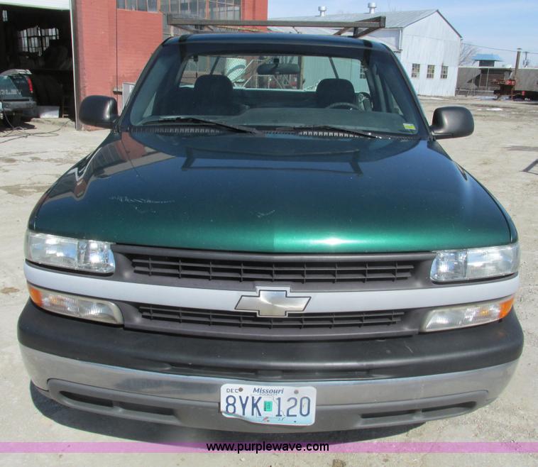 image for item F4415 1999 Chevrolet Silverado 1500 pickup truck
