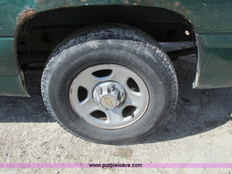 image for item F4415 1999 Chevrolet Silverado 1500 pickup truck