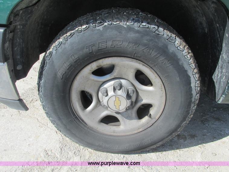 image for item F4415 1999 Chevrolet Silverado 1500 pickup truck