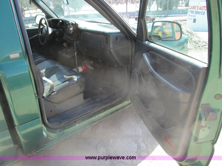 image for item F4415 1999 Chevrolet Silverado 1500 pickup truck