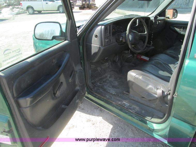 image for item F4415 1999 Chevrolet Silverado 1500 pickup truck