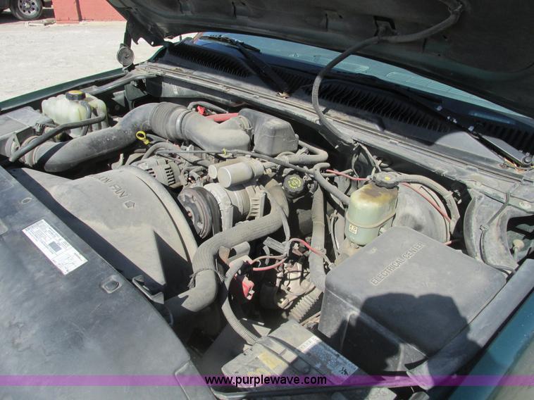 image for item F4415 1999 Chevrolet Silverado 1500 pickup truck