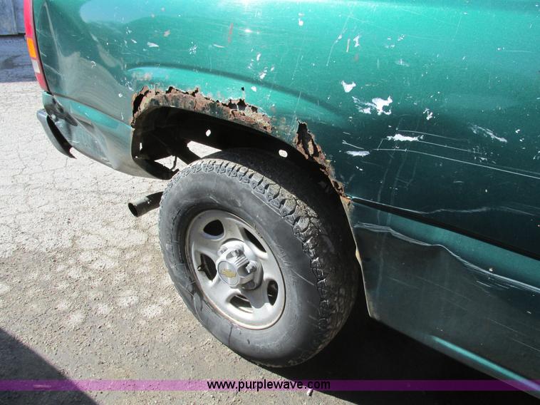 image for item F4415 1999 Chevrolet Silverado 1500 pickup truck