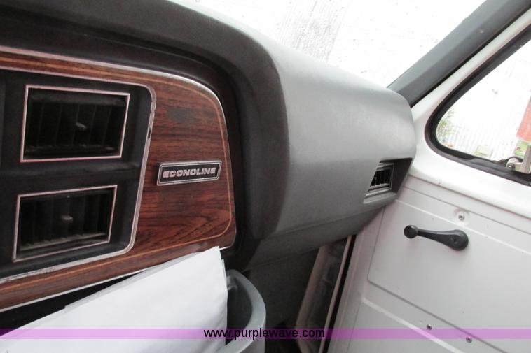 image for item F4824 1990 Ford Econoline E350 box truck