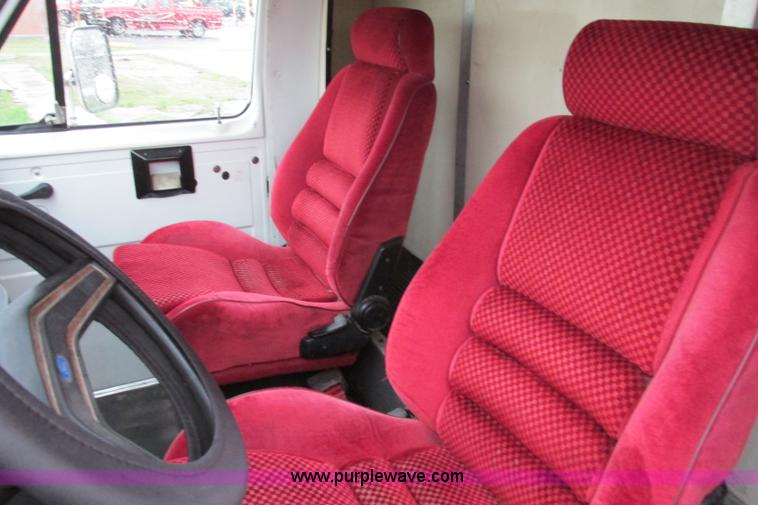 image for item F4824 1990 Ford Econoline E350 box truck